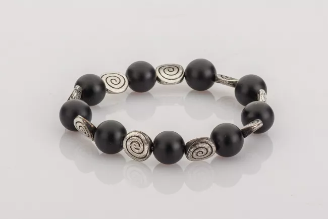 Armband mit 10 mm Onyxsteinen und 10 mm Metallteilen