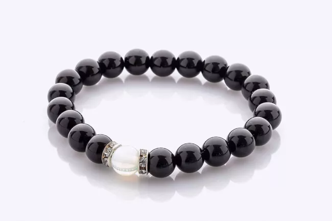 Armband mit schwarzen Onyx-Perlen und einem mittigen Mondstein 